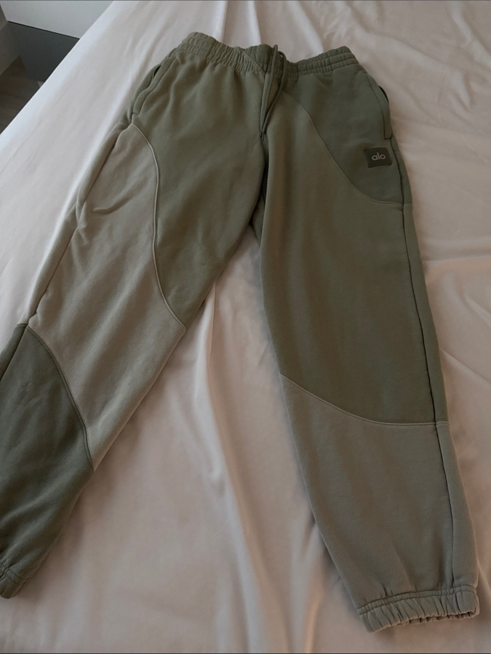 ALO Yoga Two-Tone Olive Green Hoodie & Joggers Set. Only been worn once size Med - Picture 4 of 5